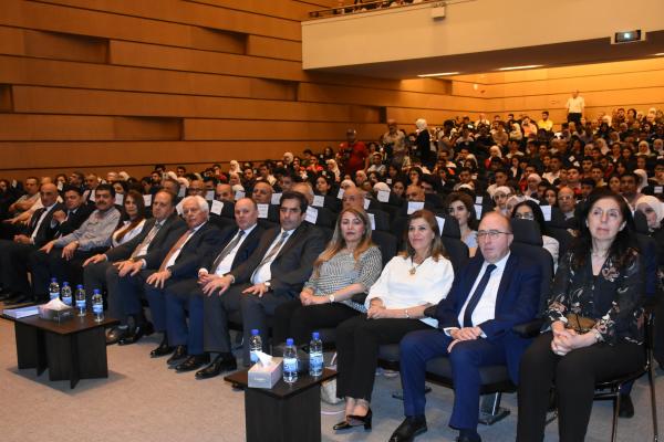 جامعة دمشق تكرّم 200 طالبا متفوقا في شهادتي التعليم الثانوي والأساسي من أبناء معلميها في الهيئة التدريسية والادارية.