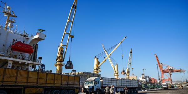 بدء تحميل 14 ألف طن من الفوسفات السوري للتصدير إلى مصر عبر مرفأ طرطوس