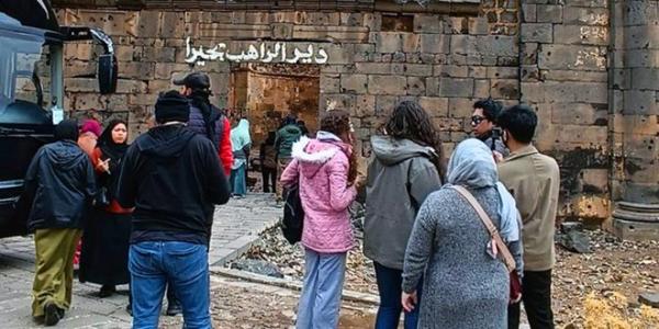 مجموعة سياحية ماليزية تزور مدينة بصرى الشام وتطلع على معالمها الأثرية