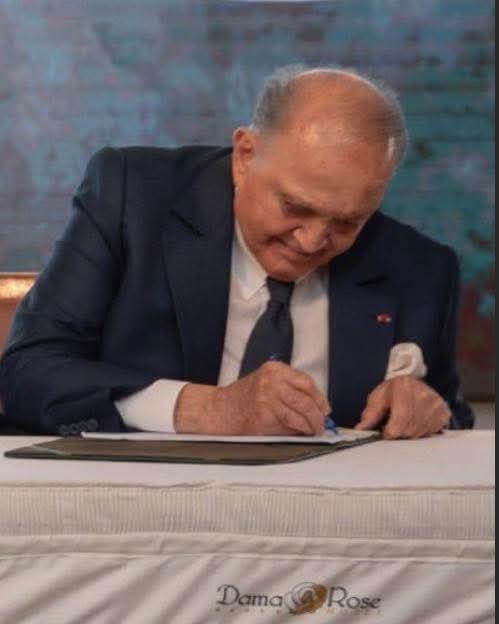 وفيق سعيد لرئيس تحرير سيريانديز بعد توقيع ( بومونت ): بعد ستين عاماً في بريطانيا ما زالوا يخطئون بتهجئة اسمي !!