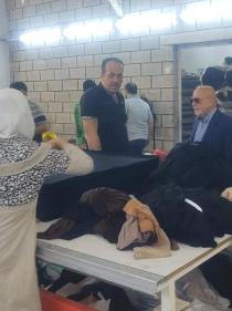 مسؤول دون مرافقة وكاميرات يتلمس احتياجات احد المعامل المدمرة بحلب